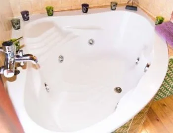 Foto de la la Casa de 1 dormitorio donde se encuentra la bañera de hidromasaje.