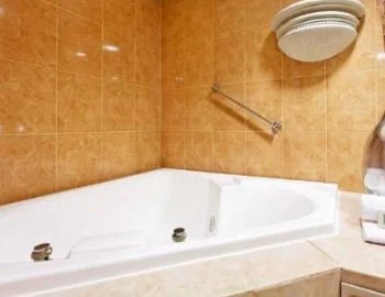 Foto de la Habitación con cama extragrande y bañera de hidromasaje - No fumadores con jacuzzi privado.