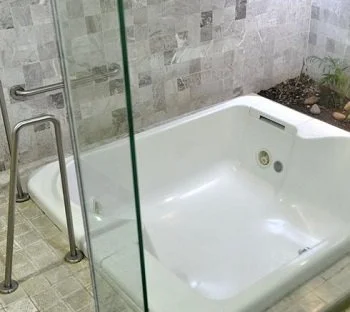 Interior de la Suite Junior con cama extragrande - Fumadores donde encontrarás un jacuzzi para relajarte con tu pareja.