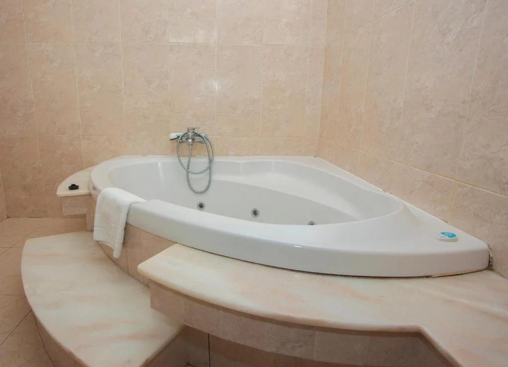 Foto de la bañera de hidromasaje en la Suite Deluxe con bañera de hidromasaje.