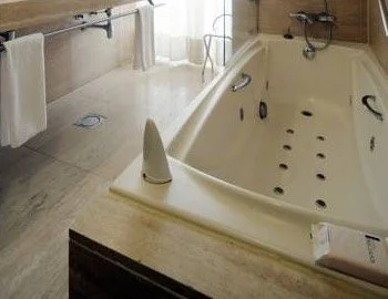 Foto de la la Habitación Doble Superior - 1 o 2 camas donde se encuentra la bañera de hidromasaje.