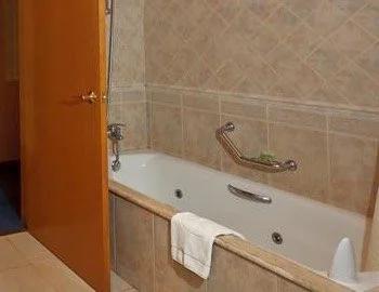 Foto de la la Suite Junior Executive donde se encuentra la bañera de hidromasaje.