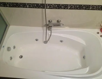Este es la Habitación Doble - 1 o 2 camas para disfrutar con tu pareja de un jacuzzi privado.