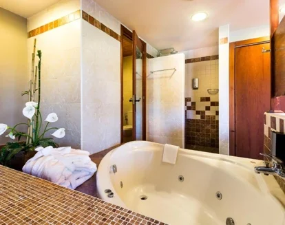 Bañera de hidromasaje para disfrutar en pareja en la Suite.