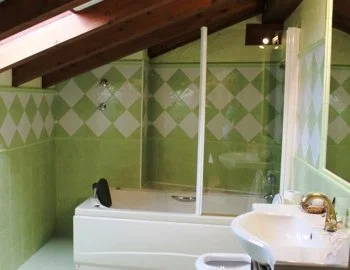 Bañera de hidromasaje en la Suite con bañera de hidromasaje.