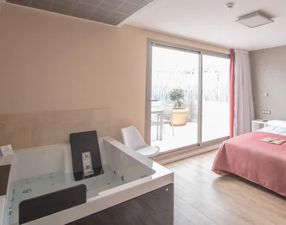 La Habitación Doble con bañera de hidromasaje perfecto para disfrutar de una noche romántica.
