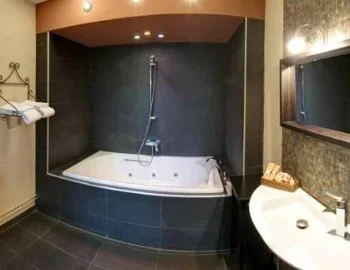 Foto y detalle de jacuzzi en la Habitación Doble Superior con bañera de hidromasaje.