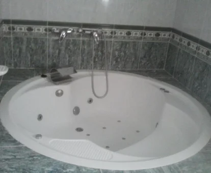 Bañera de hidromasaje en la Suite.
