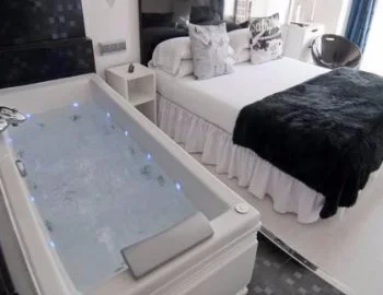 habitacion con jacuzzi del Hostal Santo Domingo