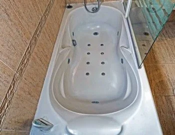 La Suite con bañera de hidromasaje y su jacuzzi privado.