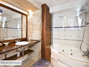 jacuzzi en la habitación de la Suite Hotel Portelo Rural