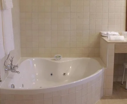 Bañera de hidromasaje en la Suite Superior con bañera de hidromasaje.