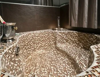 jacuzzi en la habitacion de la suite del hotel H Granollers
