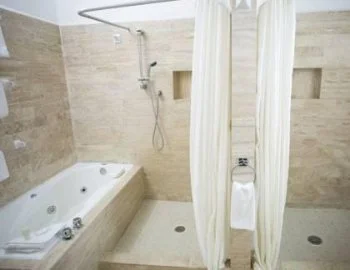 Foto de la Habitación Familiar con bañera de hidromasaje con jacuzzi privado.