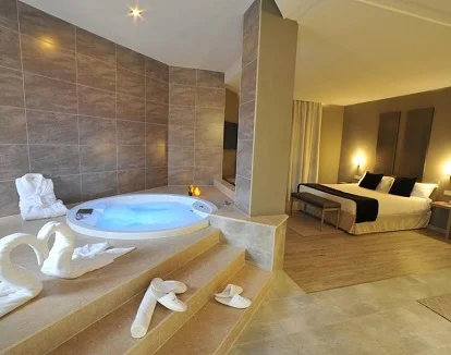 Habitación con jacuzzi en el Hotel Luve cerca de Valencia ideal para una noche de San Valentín.