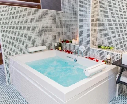 Bañera de hidromasaje de la habitacion Suite