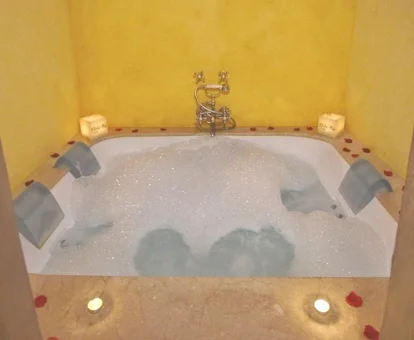 jacuzzi romantico en hotel para parejas Alcoba del Rey en Sevilla
