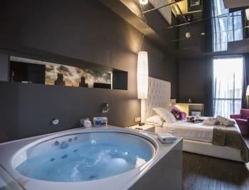 Suite con hidromasaje del hotel SB Plaza Europa