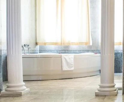 habitación con bañera de hidromasaje