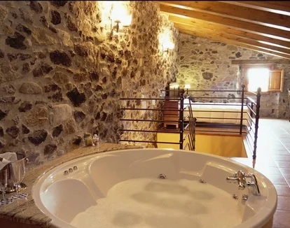 hotel romantico con con jacuzzi en la habitacion en Girona