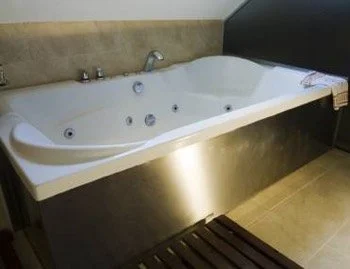 Interior de la Habitación Doble Deluxe donde tienes bañera de hidromasaje.