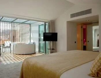 Vista del interior de la Suite Deluxe con bañera de hidromasaje en donde puedes disfrutar con tu pareja de tu propia bañera de hidromasaje.