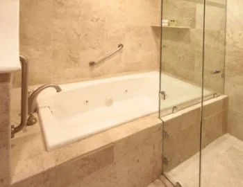 Jacuzzi privado que puedes encontrar en la Suite con cama extragrande