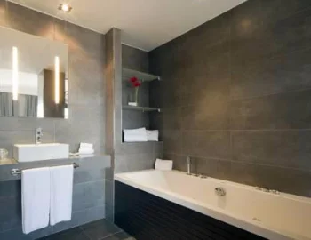 Bañera de hidromasaje en la Suite Junior.
