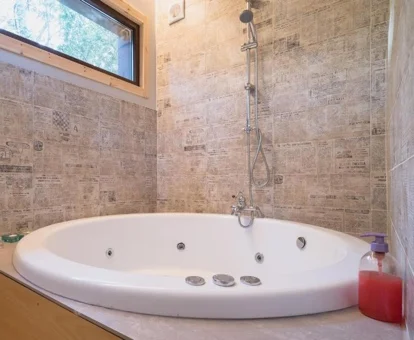 jacuzzi en la habitación