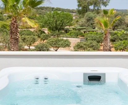 bañera de hidromasaje de la habitación
