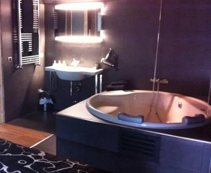 habitacion con bañera de hidromasaje
