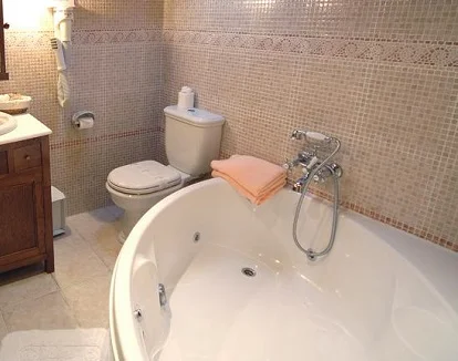 Foto del jacuzzi en el hotel rural con encanto Os Migueliños en la provincia de Pontevedra donde puedes planear tu próxima escapada romántica con tu pareja