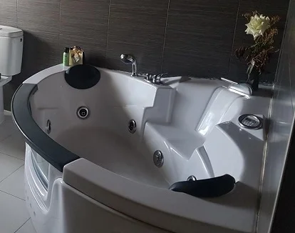 Jacuzzi en el baño de la casa rural con 3 dormitorios Las Tres Herraduras