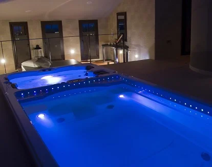 jacuzzi del Hotel Cal Barber Tarragona donde puedes tener acceso gratuito durante 90 minutos y botella de cava si reservas la habitación con acceso al spa