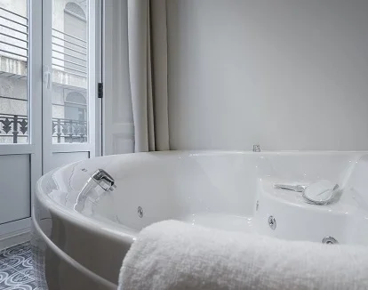 Habitación doble con jacuzzi en el hotel boutique de San Lorenzo en Valencia, un lugar perfecto para celebrar San Valentín