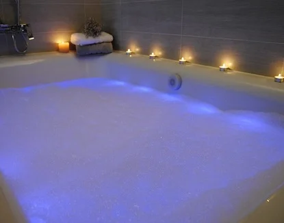 Foto de la Suite con terraza y jacuzzi en la habitación ideal para esa escapada romántica u ocasión especial con tu pareja