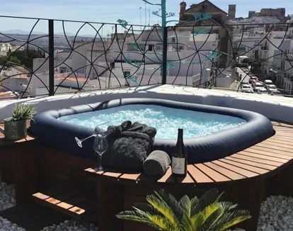 jacuzzi exterior de la suite del Hotel Posada de las Cuevas