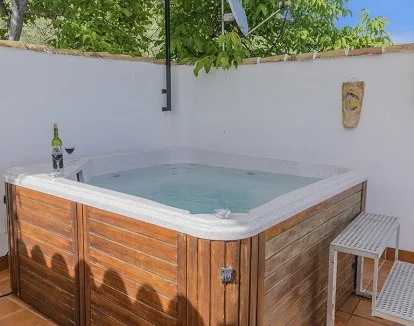 Jacuzzi exterior techado en la casa rural El Rincon de Carmen en la población de Rute en la provincia de Cordoba