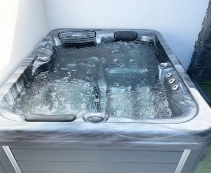 bañera de hidromasaje de la habitación
