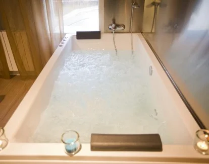 jacuzzi junto a la cama de la habitación Deluxe