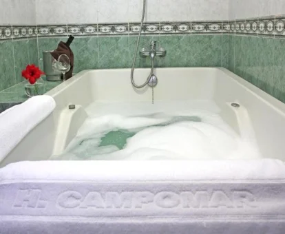 bañera de hidromasaje en la habitacion Hotel Campomar