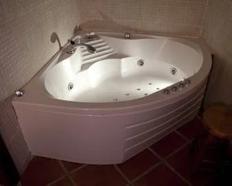 habitación superior con bañera de hidromasaje.