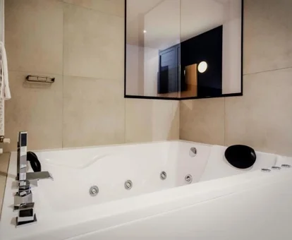 bañera de hidromasaje en la habitacion