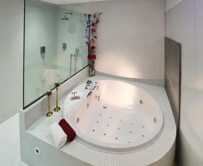 Jacuzzi con forma circular en el cuarto de baño con chorros para hidromasaje