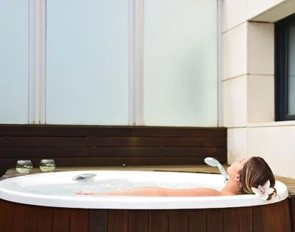 Hidromasaje en la Suite con bañera de hidromasaje para una estancia muy especial o aniversario de bodas.