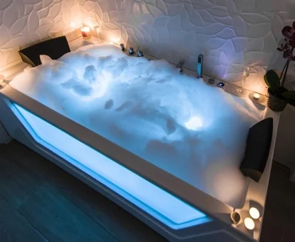 Jacuzzi privado del apartamento Sol Luxury Suites.
