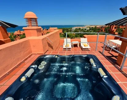 jacuzzi del apartamento de lujo con bañera de hidromasaje