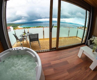 jacuzzi con vistas al mar