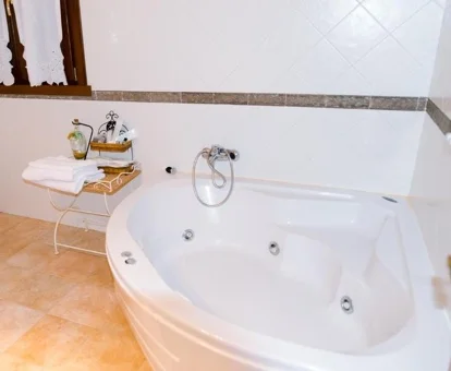 jacuzzi en la habitación del Complejo Hostelero Palladium