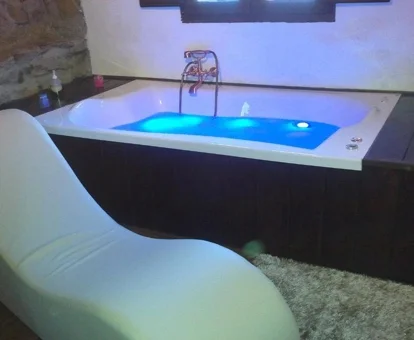 Jacuzzi en la habitación del Neila Rural Spa